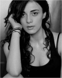 সুইমিং পুলের ধারে মোহময়ী বাহুবলী সিনেমার অভিনেত্রী