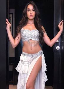 সুইমিং পুলের ধারে মোহময়ী বাহুবলী সিনেমার অভিনেত্রী