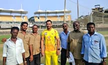 মে দিবসে গ্রাউন্ডস্টাফদের সঙ্গে সময় কাটানো, ছবি তোলায় ধোনির প্রশংসায় পঞ্চমুখ ট্যুইটার