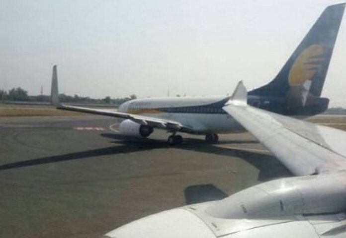 Indigo flight delayed for 5 hrs, passengers protest at IGI গুয়াহাটির উড়ান ছাড়তে ৫ ঘণ্টা দেরি, নয়াদিল্লিতে যাত্রীবিক্ষোভ
