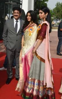 জাতীয় চলচ্চিত্র পুরস্কার মঞ্চে মাকে কীভাবে সঙ্গে নিয়ে গেলেন শ্রীদেবী-কন্যা জাহ্নবী দেখুন