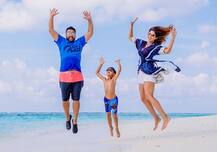 বড় পর্দায় অনুপস্থিত, মলদ্বীপে স্বামী-পুত্রের সঙ্গে হাল্কা মেজাজে দেখা গেল এই বলি-সুন্দরীকে