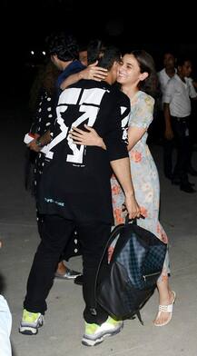 গুঞ্জন ছিলই, এবার বলিউডের এই জুটিকে একসঙ্গে ডিনার ডেটেও দেখা গেল