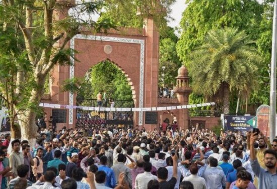 Jinnah controversy: Scribes attacked inside AMU campus; students & professors unite against 'Hindu activists' জিন্না বিতর্ক: আলিগড়ে সাংবাদিকদের ওপর পড়ুয়াদের হামলা, এলাকায় এখনও বন্ধ ইন্টারনেট