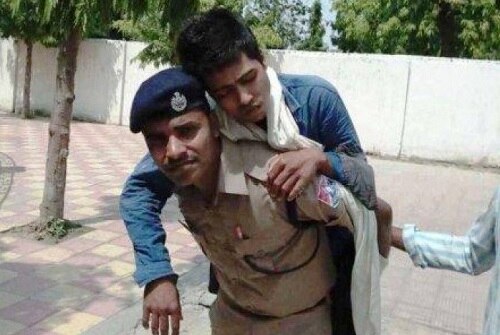 RPF constable helps a passenger and saved his life in Varanasi বারাণসীতে অসুস্থ যাত্রীকে পিঠে নিয়ে স্বাস্থ্যকেন্দ্রে পৌঁছে দিলেন আরপিএফ কনস্টেবল