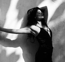 এই ছবি দেখা বোঝা শক্ত এই মহিলার পেশা কী!