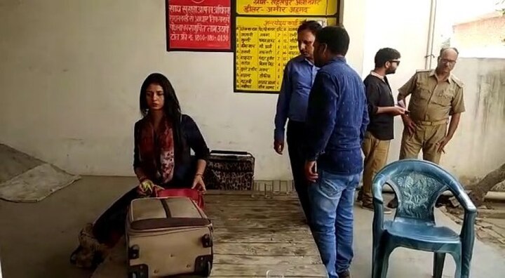 হাসিন যখন সেখানে পৌঁছন তখন বাড়িতে তালা দেওয়া ছিল। তা দেখে সেখানেই বসে পড়েন হাসিন।
