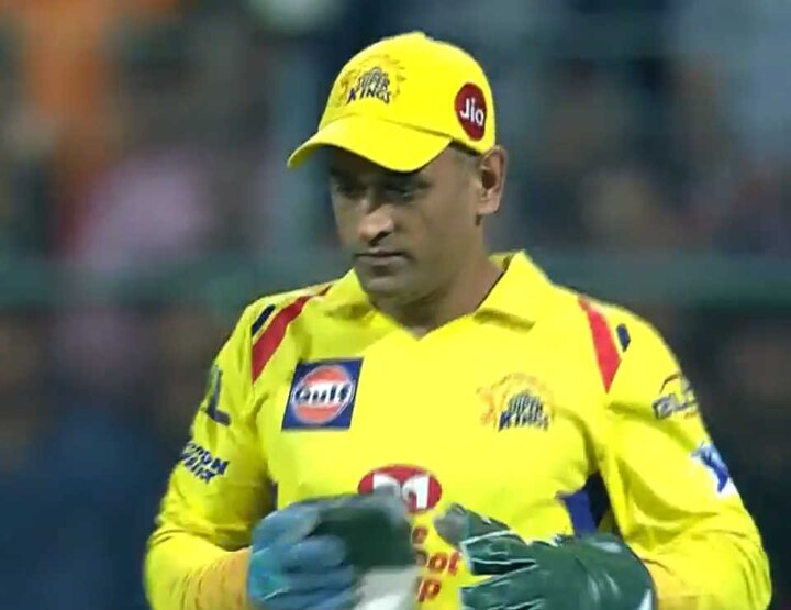 MS Dhoni likely to miss match against Delhi Capitals আজ দিল্লির বিরুদ্ধে ম্যাচে না-ও খেলতে পারেন অসুস্থ ধোনি