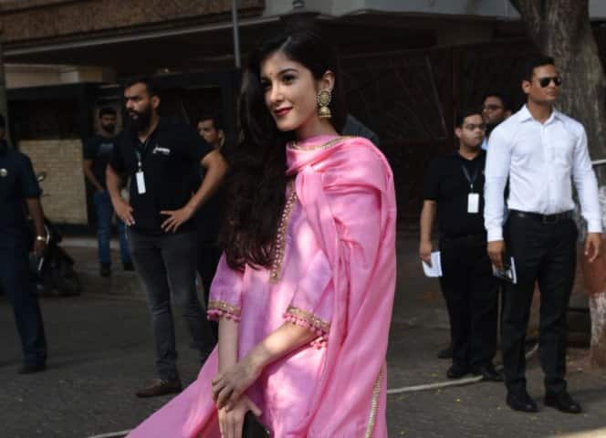 সোনমের খুড়তুতো বোন, সঞ্জয় কপূরের মেয়ে সানায়া কপূর। 