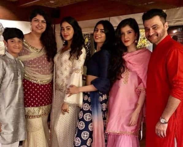 মেহন্দি অনুষ্ঠানে কপূর ভাইবোনেরা। রয়েছেন অর্জুনের বোন অংশুলা ও কাকা সঞ্জয় কপূর।