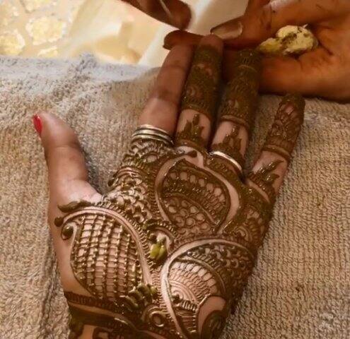 চলছে হাতে হাতে মেহন্দি পরা। তবে এই হাত সোনমের কিনা পরিষ্কার নয়। 