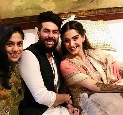 তুতো ভাই কর্ণের সঙ্গে সোনম। 