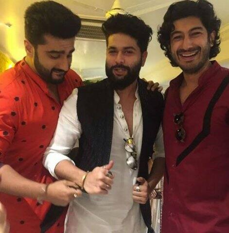 এক সঙ্গে তুতো ভাইয়েরা। 