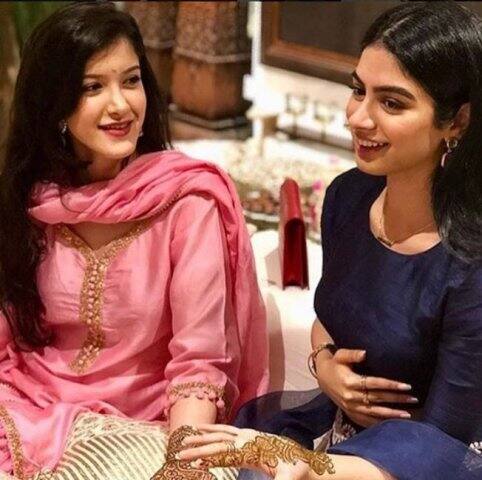 এক সঙ্গে সোনমের দুই খুড়তুতো, জ্যাঠতুতো বোন সানায়া ও খুশি কপূর। 