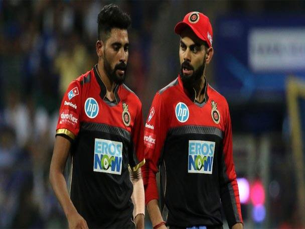 virat kohli treated to Hyderabadi biryani at Mohammad Siraj's house সিরাজের বাড়িতে মেঝেতে বসে টিভিতে খেলা দেখতে দেখতে বিরিয়ানি খেলেন কোহলিরা