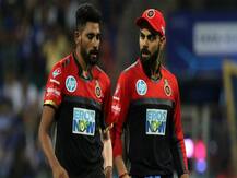 সিরাজের বাড়িতে মেঝেতে বসে টিভিতে খেলা দেখতে দেখতে বিরিয়ানি খেলেন কোহলিরা
