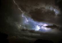 বিকেলের মধ্যেই দক্ষিণবঙ্গে ঝড়ের সতর্কতা, বৃষ্টি হতে পারে কলকাতায়