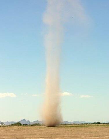 বজ্রপাত হলে বিদ্যুতের সব সুইচ বন্ধ করে দেওয়াই ভাল। প্রয়োজনে প্লাগও খুলে রাখতে হবে