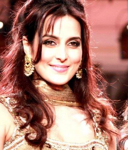 মেরে ইয়ার কি শাদি সিনেমার মাধ্যমে জনপ্রিয় টিউলিপ জোশীর বিয়ে ক্যাপ্টেন বিনোদ নায়ারের সঙ্গে হয়েছিল। 