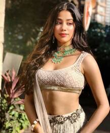 সোনামের সঙ্গীত অনুষ্ঠানে অপরূপ সাজে জাহ্নবি