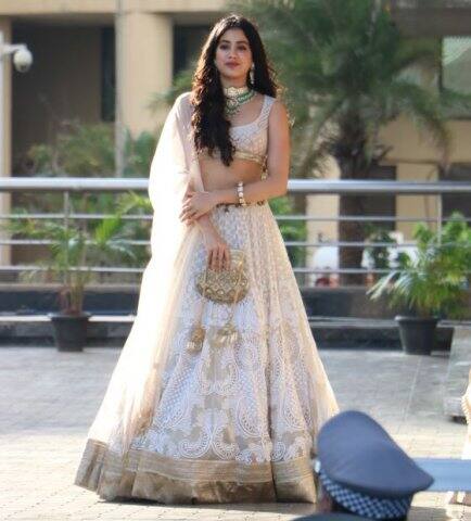 গতকাল রাতে ছিল মেহেন্দি অনুষ্ঠান। সেখানেও ছিলেন জাহ্নবি।