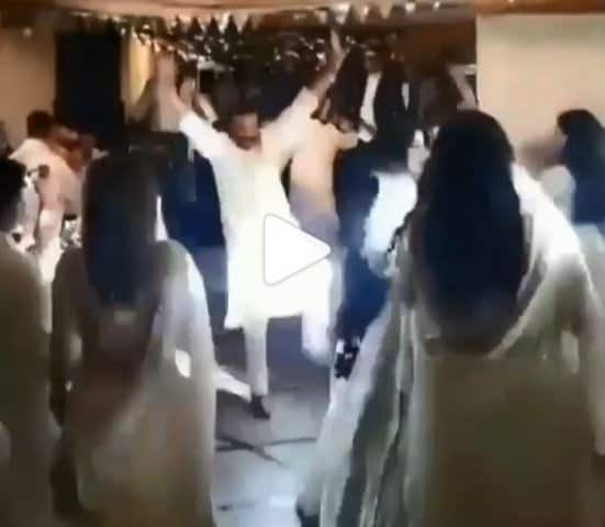 Anil Kapoor did bhangra at Sonam’s sangeet ceremony দেখুন! মেয়ের বিয়ে উপলক্ষ্যে অনিল কপূরের ভাংড়া