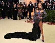 মেট গালা অ্যাওয়ার্ডের থিম ছিল স্বর্গীয়, হলি থেকে বলি, কে কাকে টক্কর দিল দেখুন