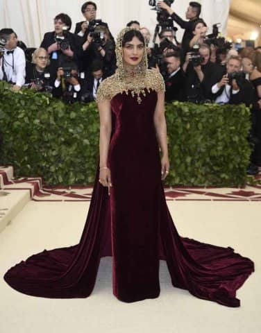 গত বছর এই অনুষ্ঠানে তিনি পরেন ট্রেঞ্চ কোট। তা নিয়ে প্রচুর আলোচনা হয়।