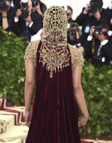 এই পোশাক তৈরিতে সময় লেগেছে প্রায় ২৫০ ঘণ্টা।