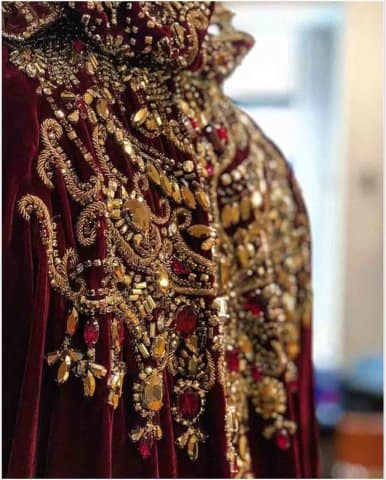 তাঁর পোশাকে ক্রাউন ও ক্রস রয়েছে। 