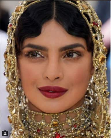 মাথার ঢাকার জরি তৈরি হয়েছে স্বরোভস্কি স্ফটিক ও সোনার চুমকি দিয়ে। 