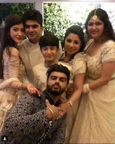 বিয়ের আনন্দে মেতেছেন তুতো ভাই বোনেরা।