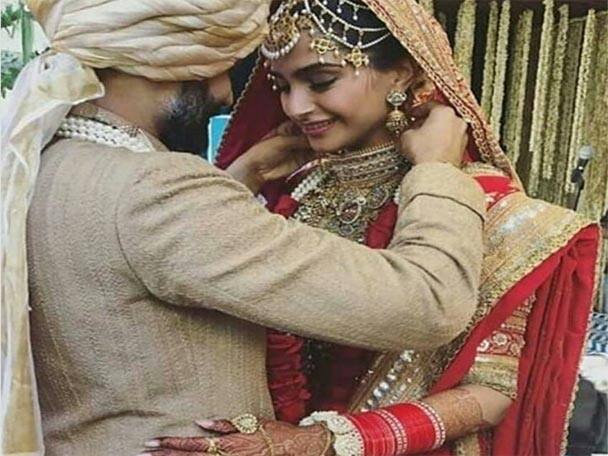 সাত পাক ঘুরে সোনামকে মঙ্গলসূত্র পরিয়ে দিলেন আনন্দ।