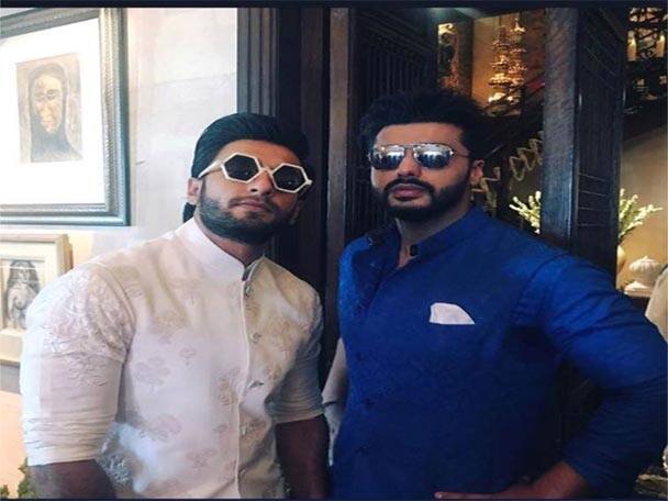 দীপিকা আসতে না পারলেও এসেছেন রণবীর সিংহ। তাঁকে আপ্যায়ন করছেন অর্জুন কপূর