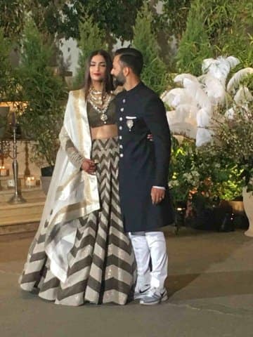 নবদম্পতিকে রিসেপশনে বেশ সুন্দর দেখাচ্ছিল। ছবি মানব মঙ্গলানী।
