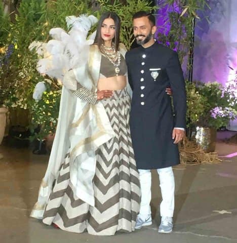 শোনা যাচ্ছে, আনন্দের বিয়ের শেরওয়ানি তৈরি করেছেন রাঘবেন্দ্র রাঠোর। সেই শেরওয়ানি বেইজ ও ক্রীম রঙের মিশ্রণ ছিল। ছবি মানব মঙ্গলানী।