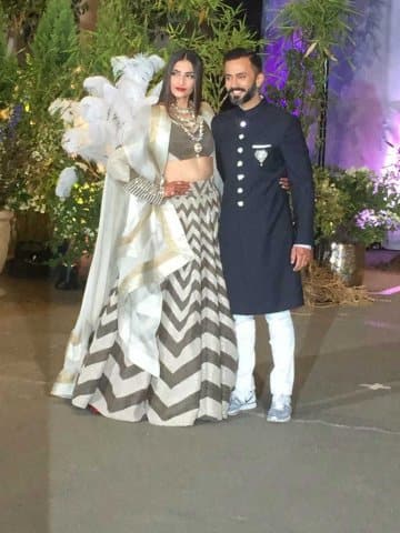 সোনমের বাবা তথা অভিনেতা অনিল কপূর এবং অভিনেত্রীর ভাই হর্ষবর্ধনকেও দারুন সুন্দর দেখাচ্ছিল শেরওয়ানিতে। ছবি মানব মঙ্গলানী।