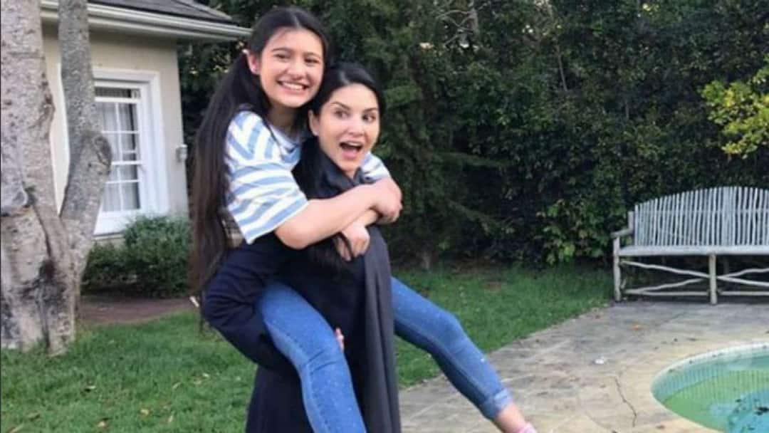 Sunny Leone introduces her mini me Rysa Sujania from her biopic, pics inside সানি লিওনকে নিয়ে বায়োপিক, অভিনেত্রীর শৈশব চরিত্রে অভিনয় করবেন এই মেয়ে