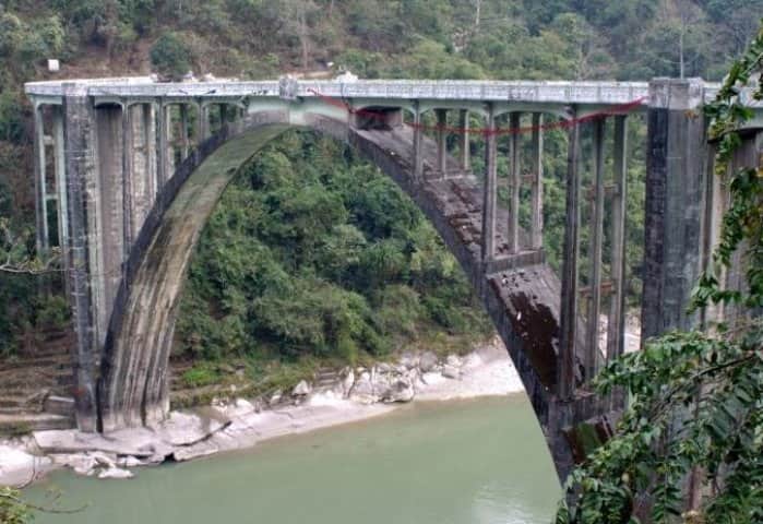 করোনেশন ব্রিজ: পশ্চিমবঙ্গের দার্জিলিং জেলায় রয়েছে এই সেতু। সেবক সেতু নামেও এটি পরিচিত। স্থানীয় লোকেদের কাছে তা বাঘ পুল নামে পরিচিত। তিস্তা নদীর ওপর দিয়ে এই ব্রিজ দার্জিলিং ও জলপাইগুড়ি শহরকে ৩১ নম্বর জাতীয় সড়কের মাধ্যমে সংযুক্ত করেছে। ১৯৩৭ সালে এই সেতুর নির্মাণ কাজ শুরু হয়। ১৯৪১-তে কাজ সম্পূর্ণ হয়। ছবি-গুগল ফ্রি ইমেজ