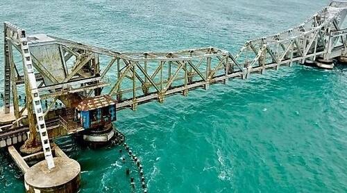 ভারতের প্রথম সমুদ্র সেতু অর্থাৎ পমবন ব্রিজ ১০৪ বছর অতিক্রান্ত হয়েছে। ভারতের দ্বিতীয় সবচেয়ে বড় সেতুর দৈর্ঘ্য ২ কিলোমিটার। ৬,৭৭৬ ফুট লম্বা এই সেতু ১৯১৪ সালে যাতায়াতের জন্য খোলা হয়েছিল। এই ব্রিজ তীব্র ভূকম্পের অভিঘাতও সহ্য করতে পারে। তামিলনাড়ুতে এই রেলওয়ে ব্রিজ পমবন দ্বীপের রামেশ্বরমের সঙ্গে ভারতের মূল ভূখণ্ডের সংযোগ সাধন করেছে। গুগল ফ্রি ইমেজ