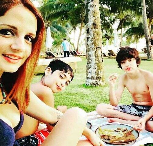 হৃতিক রোশনের দুই ছেলে রিহান ও হৃধান। 