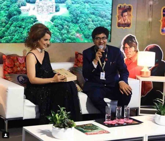 চলচ্চিত্র উৎসব চলাকালীন প্রসূন জোশীর সঙ্গে ছবি নিয়ে আলোচনায় বসেন কঙ্গনা। 