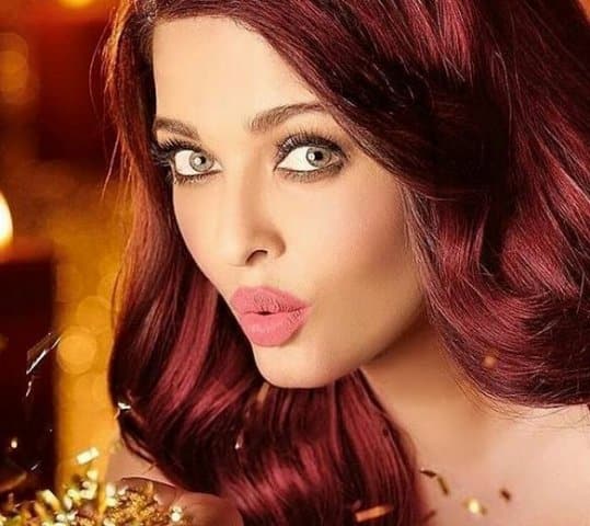 এবার শোনা যাচ্ছে, ইনস্টাগ্রামে অ্যাকাউন্ট খুলতে চলেছেন ঐশ্বর্যা। শুক্রবার সোশ্যাল মিডিয়ায় নাম লেখাচ্ছেন তিনি।