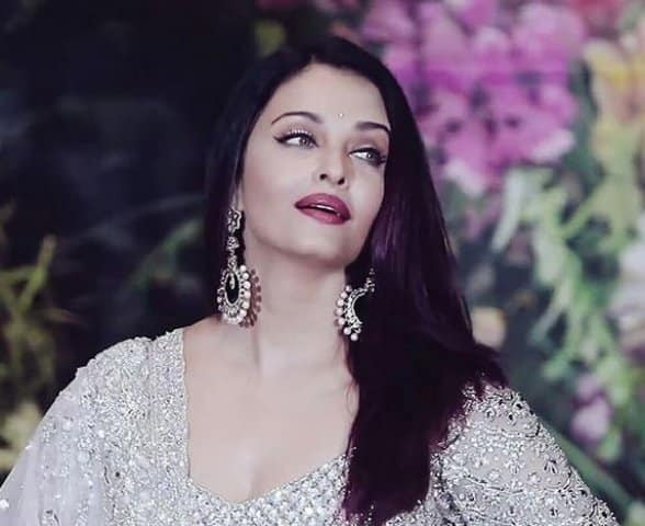 গত বছর এক সাক্ষাৎকারে অ্যাশ বলেন, তাঁরও এবার সোশ্যাল মিডিয়ায় অ্যাকটিভ হওয়ার সময় হয়েছে। 