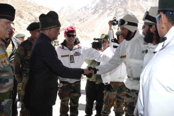 উল্লেখ্য, সিয়াচেনে কয়েকটি সেনা ছাউনি সমুদ্রতল থেকে ২২ হাজার ফুট উচ্চতায় অবস্থিত। সেখানে তাপমাত্রা হীমাঙ্কের থেকে ৫২ ডিগ্রি সেলসিয়াস নীচে নেমে যায়।