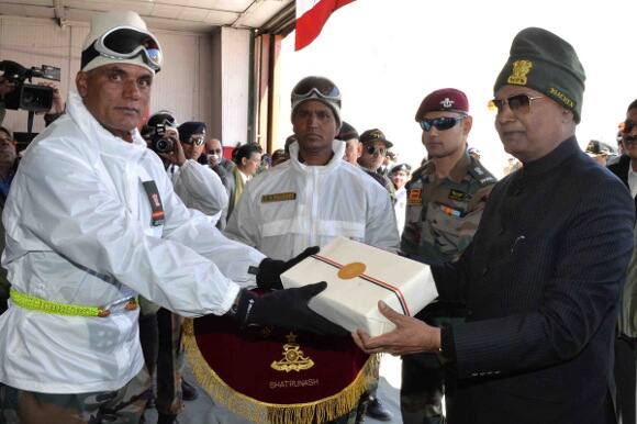 এই কারণে, সিয়াচেন বিশ্বের অন্যতম দুর্গম স্থানগুলির অন্যতম। আর সেখানে প্রহরা দিতে গিয়ে সৈনিকদের মারাত্মক কঠোর পরিস্থিতির মধ্য দিয়ে যেতে হয়।