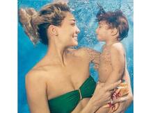 গরম থেকে বাঁচতে অভিনেত্রী মায়ের সঙ্গে জলে নেমে খেলা এই খুদের