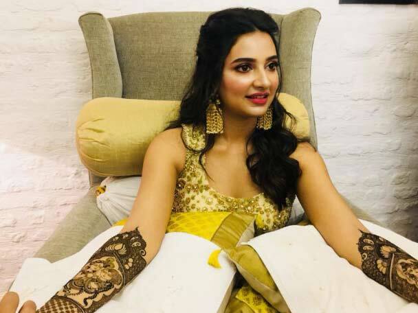 মেহেন্দি পরছেন শুভশ্রী