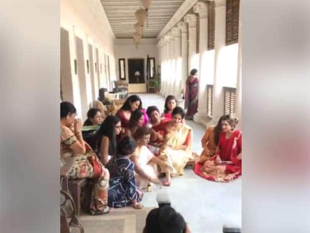 আলতা পরছেন নায়িকা