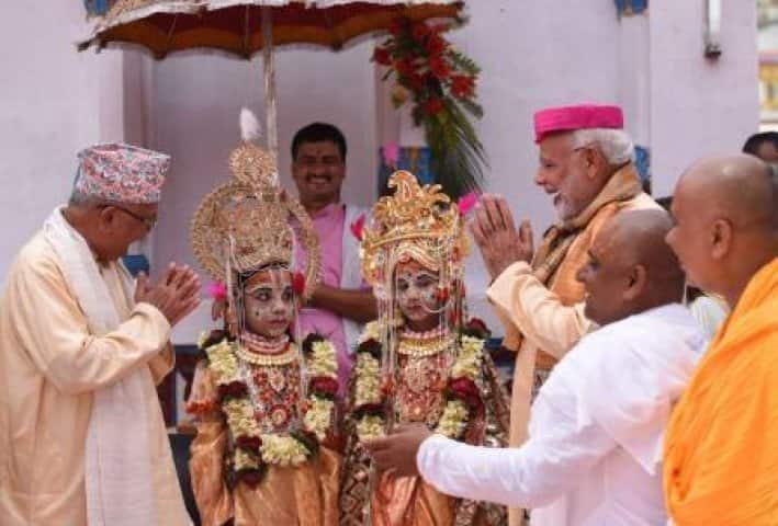 জনকপুরে মোদী ২০ শতাব্দীতে তৈরি হওয়া জানকী মন্দিরে পুজো দেন। ছবি টুইটার